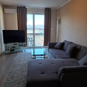 rezervați aici